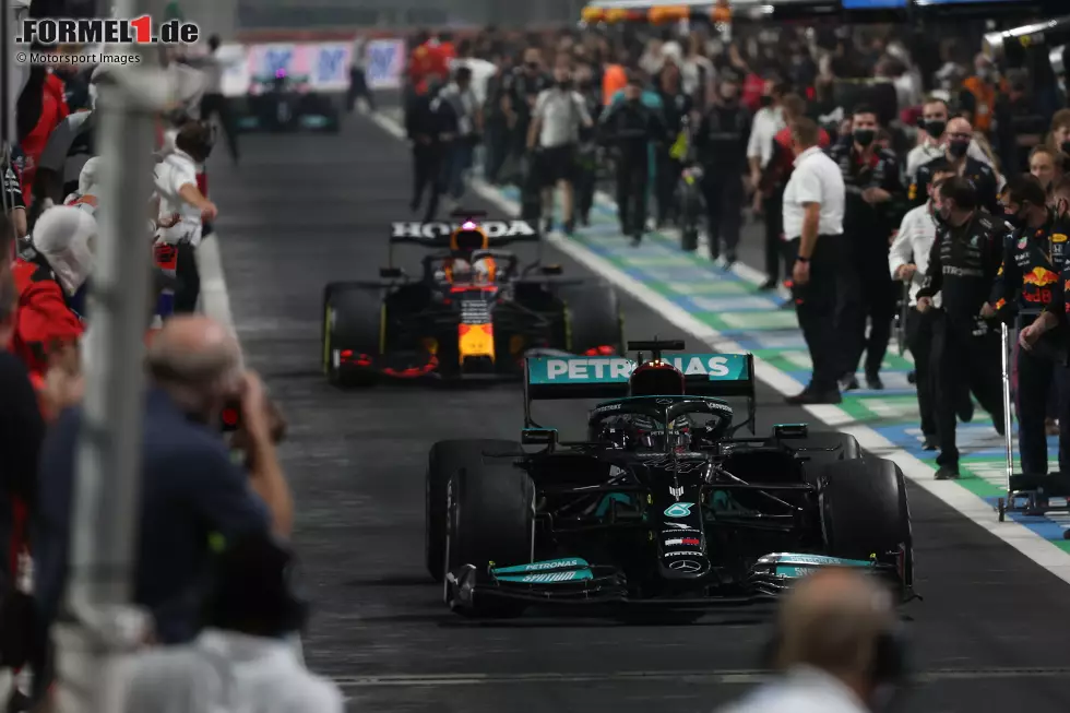 Foto zur News: Lewis Hamilton (Mercedes) und Max Verstappen (Red Bull)