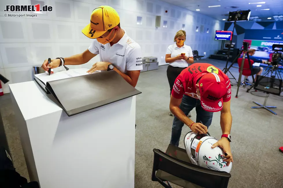 Foto zur News: Lando Norris (McLaren) und Charles Leclerc (Ferrari)