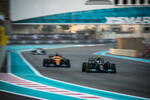 Foto zur News: Valtteri Bottas (Mercedes) und Daniel Ricciardo (McLaren)