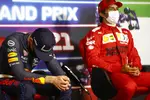 Foto zur News: Max Verstappen (Red Bull) und Carlos Sainz (Ferrari)