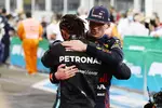 Foto zur News: Lewis Hamilton (Mercedes) und Max Verstappen (Red Bull)