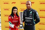 Foto zur News: Lewis Hamilton (Mercedes) mit der Fastest-Lap-Trophy