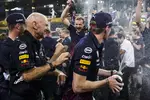 Foto zur News: Max Verstappen (Red Bull) und Adrian Newey