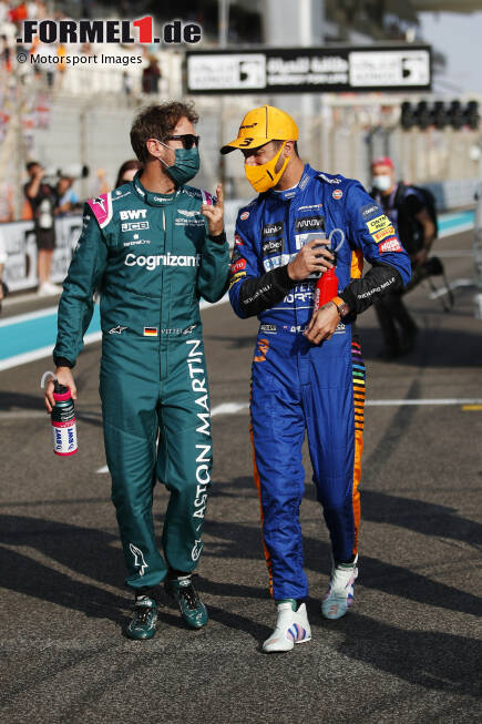 Foto zur News: Sebastian Vettel (Aston Martin) und Daniel Ricciardo (McLaren)