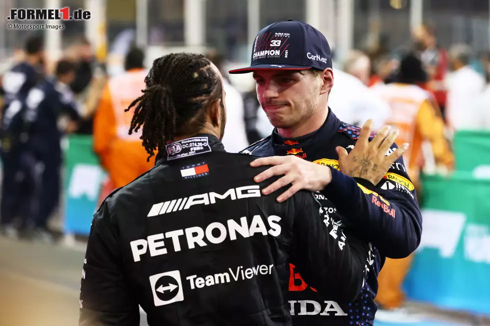 Foto zur News: Lewis Hamilton (Mercedes) und Max Verstappen (Red Bull)