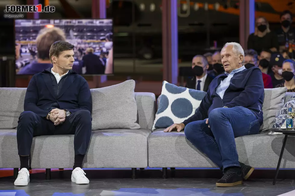 Max Verstappen und Helmut Marko (Red Bull) am 20. Dezember 2021 bei "Sport und Talk aus dem Hangar-7" (ServusTV) in Salzburg Foto zur News: Max Verstappen und Helmut Marko (Red Bull) am 20. Dezember 2021 bei "Sport und Talk aus dem Hangar-7" (ServusTV) in Salzburg