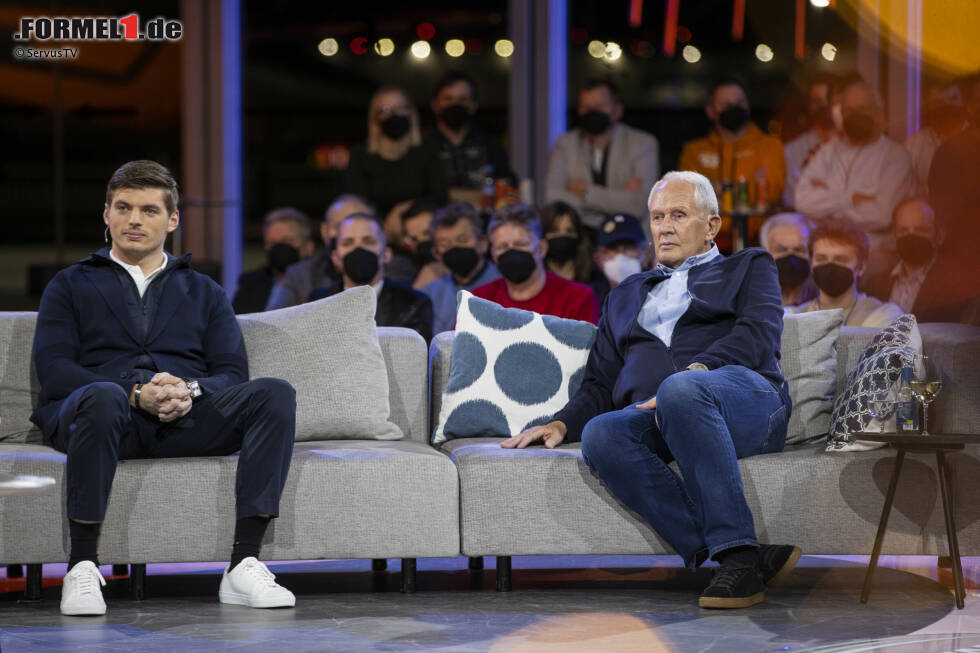 Foto zur News: Max Verstappen und Helmut Marko (Red Bull) am 20. Dezember 2021 bei &quot;Sport und Talk aus dem Hangar-7&quot; (ServusTV) in Salzburg