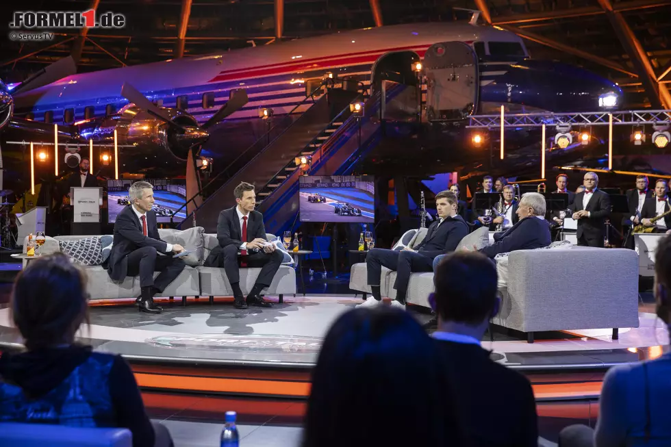 Foto zur News: Max Verstappen und Helmut Marko (Red Bull) am 20. Dezember 2021 bei &quot;Sport und Talk aus dem Hangar-7&quot; (ServusTV) in Salzburg