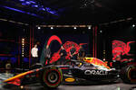 Foto zur News: Christian Horner, Max Verstappen (Red Bull) und Sergio Perez (Red Bull) mit dem Red Bull RB18