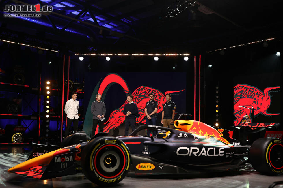 Foto zur News: Christian Horner, Max Verstappen (Red Bull) und Sergio Perez (Red Bull) mit dem Red Bull RB18