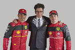 Foto zur News: Carlos Sainz und Teamchef Mattia Binotto mit Charles Leclerc (Ferrari)