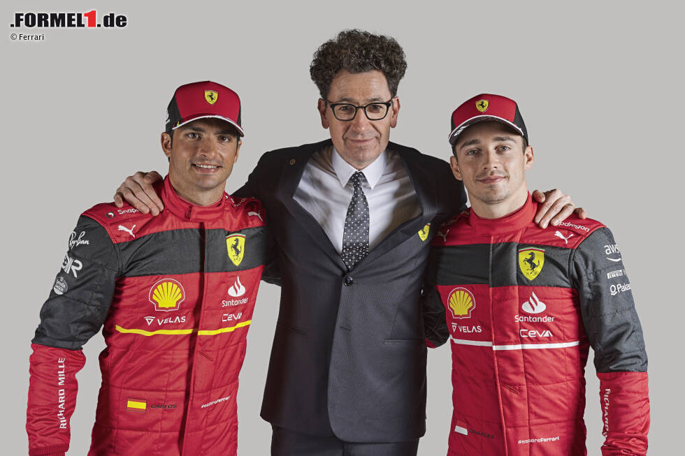 Foto zur News: Carlos Sainz und Teamchef Mattia Binotto mit Charles Leclerc (Ferrari)