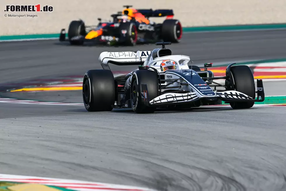 Foto zur News: Yuki Tsunoda (AlphaTauri) und Max Verstappen (Red Bull)