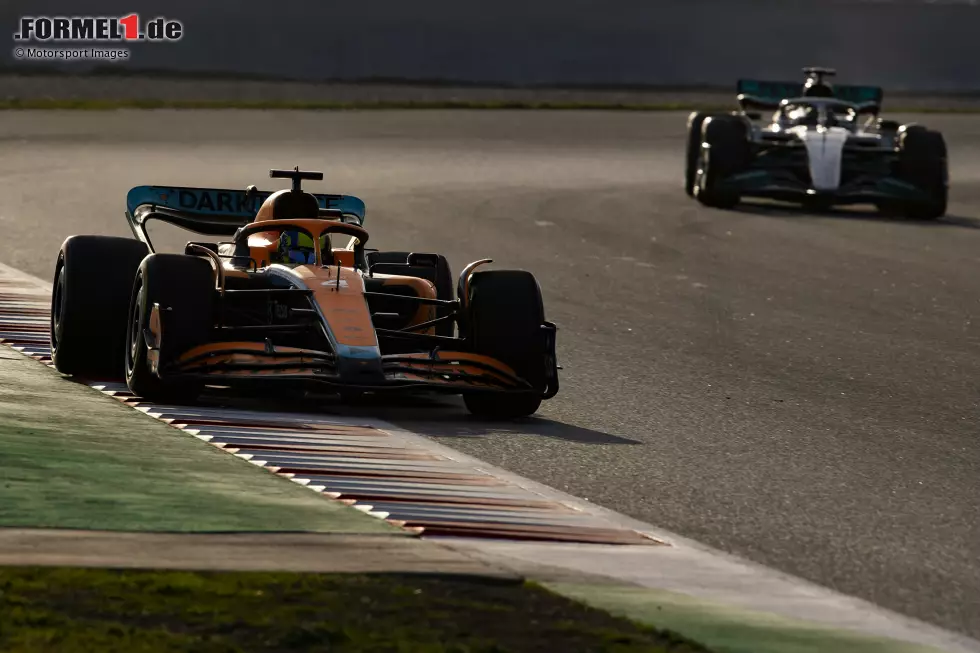 Foto zur News: Lando Norris (McLaren) und Lewis Hamilton (Mercedes)