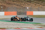 Foto zur News: Daniel Ricciardo (McLaren) und Lewis Hamilton (Mercedes)