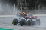 Foto zur News: Daniel Ricciardo (McLaren) und Lewis Hamilton (Mercedes)