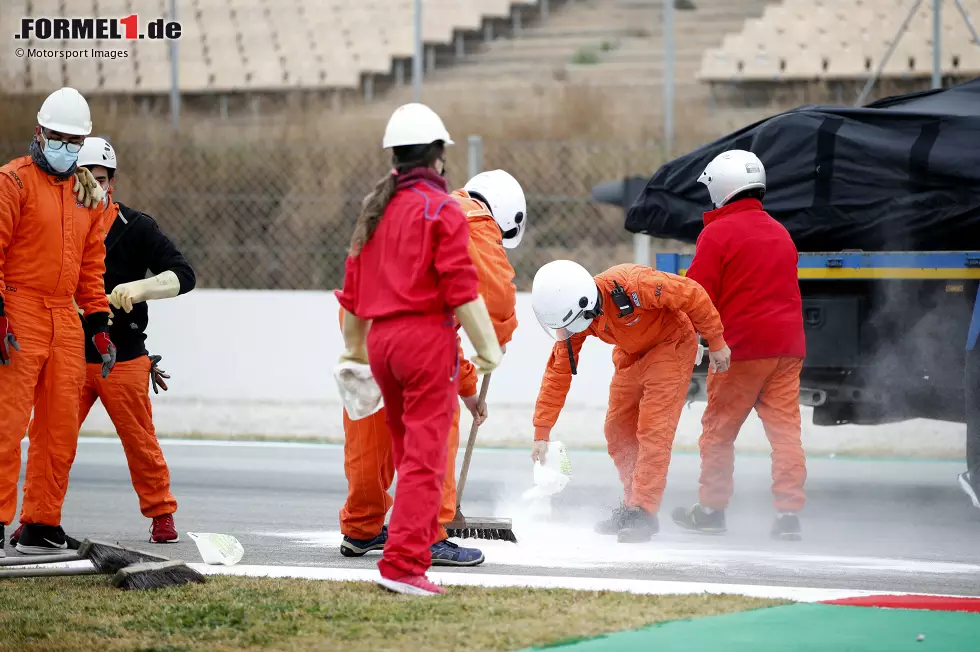 Foto zur News: Sportwarte bei der Arbeit