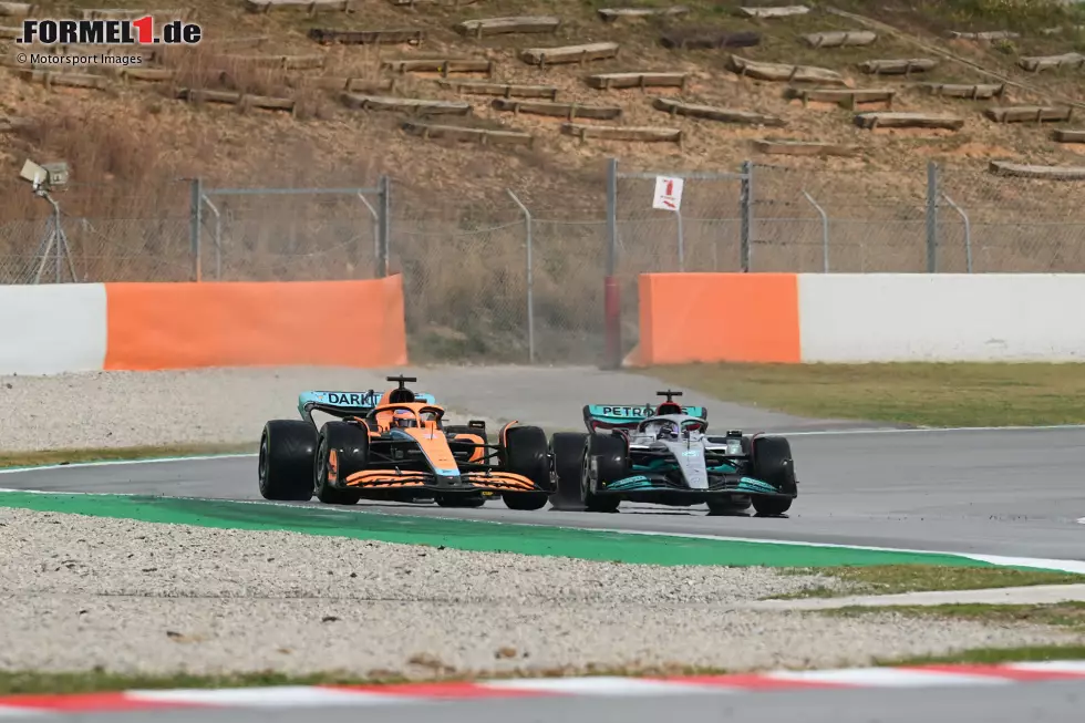 Foto zur News: Daniel Ricciardo (McLaren) und Lewis Hamilton (Mercedes)