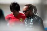 Foto zur News: Carlos Sainz (Ferrari) und Lewis Hamilton (Mercedes)