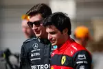 Foto zur News: George Russell (Mercedes) und Carlos Sainz (Ferrari)