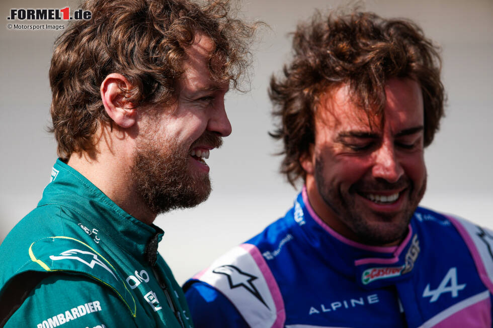 Foto zur News: Sebastian Vettel (Aston Martin) und Fernando Alonso (Alpine)