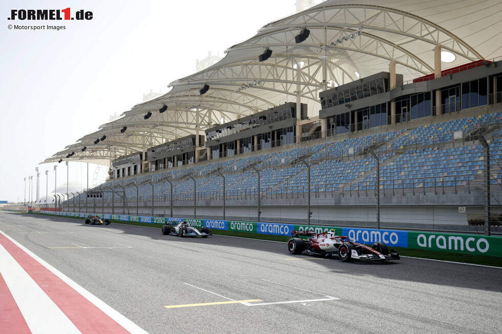 Foto zur News: Guanyu Zhou (Alfa Romeo), Lewis Hamilton (Mercedes) und Sergio Perez (Red Bull)