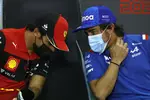 Foto zur News: Carlos Sainz (Ferrari) und Fernando Alonso (Alpine)