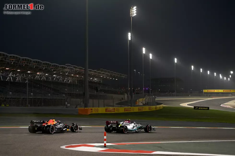 Foto zur News: Lewis Hamilton (Mercedes) und Max Verstappen (Red Bull)