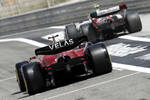 Foto zur News: Guanyu Zhou (Alfa Romeo) und Carlos Sainz (Ferrari)