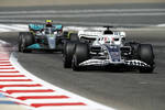 Foto zur News: Pierre Gasly (AlphaTauri) und Lewis Hamilton (Mercedes)