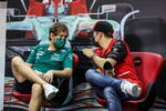 Foto zur News: Sebastian Vettel (Aston Martin) und Charles Leclerc (Ferrari)