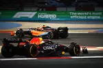 Foto zur News: Lando Norris (McLaren) und Max Verstappen (Red Bull)