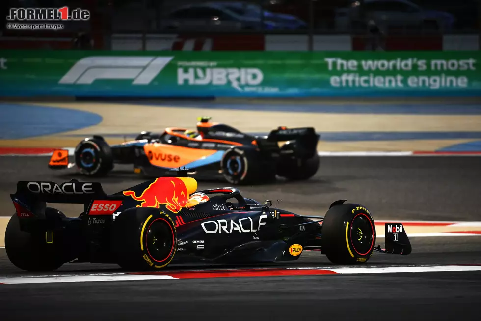 Foto zur News: Lando Norris (McLaren) und Max Verstappen (Red Bull)