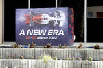 Foto zur News: Poster im Formel-1-Fahrerlager in Bahrain