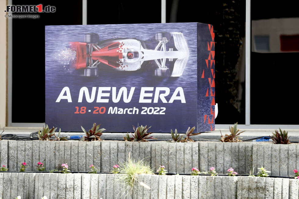 Foto zur News: Poster im Formel-1-Fahrerlager in Bahrain