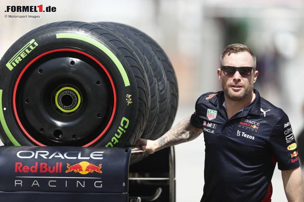 Foto zur News: Red-Bull-Mechaniker mit Formel-1-Reifen von Pirelli