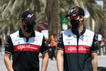 Foto zur News: Valtteri Bottas (Alfa Romeo) und Guanyu Zhou (Alfa Romeo)