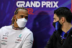 Foto zur News: Lewis Hamilton (Mercedes) und Esteban Ocon (Alpine)