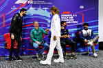 Foto zur News: Nico Hülkenberg (Aston Martin) und Lewis Hamilton (Mercedes)