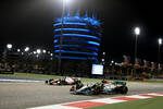 Foto zur News: Lewis Hamilton (Mercedes) und Kevin Magnussen (Haas)