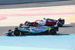 Foto zur News: Lewis Hamilton (Mercedes) und Guanyu Zhou (Alfa Romeo)