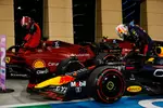 Foto zur News: Charles Leclerc (Ferrari) und Max Verstappen (Red Bull)