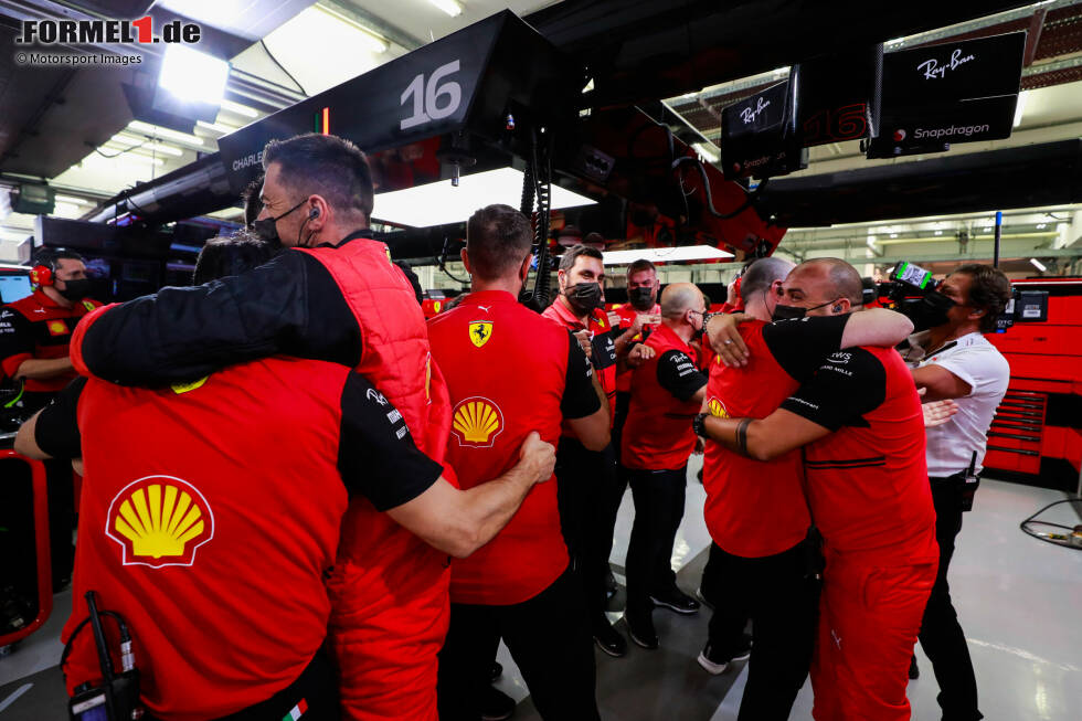 Foto zur News: Ferrari-Mechaniker