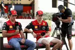 Foto zur News: Charles Leclerc (Ferrari) und Carlos Sainz (Ferrari)