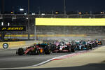 Foto zur News: Carlos Sainz (Ferrari), Kevin Magnussen (Haas) und Lewis Hamilton (Mercedes)