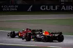 Foto zur News: Charles Leclerc (Ferrari) und Max Verstappen (Red Bull)