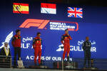 Foto zur News: Mattia Binotto, Carlos Sainz (Ferrari), Charles Leclerc (Ferrari) und Lewis Hamilton (Mercedes)