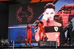 Foto zur News: Carlos Sainz (Ferrari), Charles Leclerc (Ferrari) und Lewis Hamilton (Mercedes)