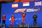 Foto zur News: Mattia Binotto, Carlos Sainz (Ferrari), Charles Leclerc (Ferrari) und Lewis Hamilton (Mercedes)