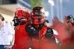 Foto zur News: Charles Leclerc (Ferrari) und Carlos Sainz (Ferrari)